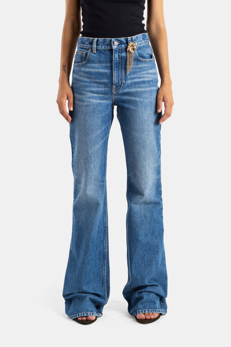 Chloé jean évasé taille haute denim délavé bleu avec breloque dorée cheval, coupe flare femme