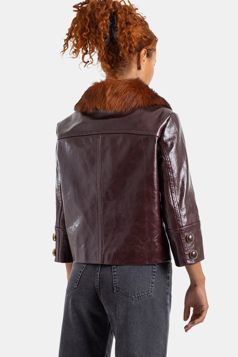 Chaqueta Chloé de charol ciruela, espalda con costura central, cuello camel, botones dorados, puños, mujer.