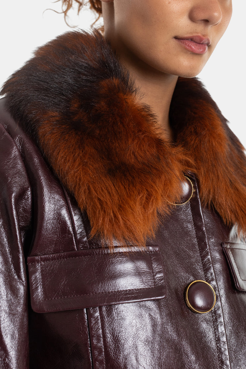 Zoom de cuello de piel Chloé, chaqueta de charol ciruela, bolsillo de parche, botón forrado, anillo dorado.