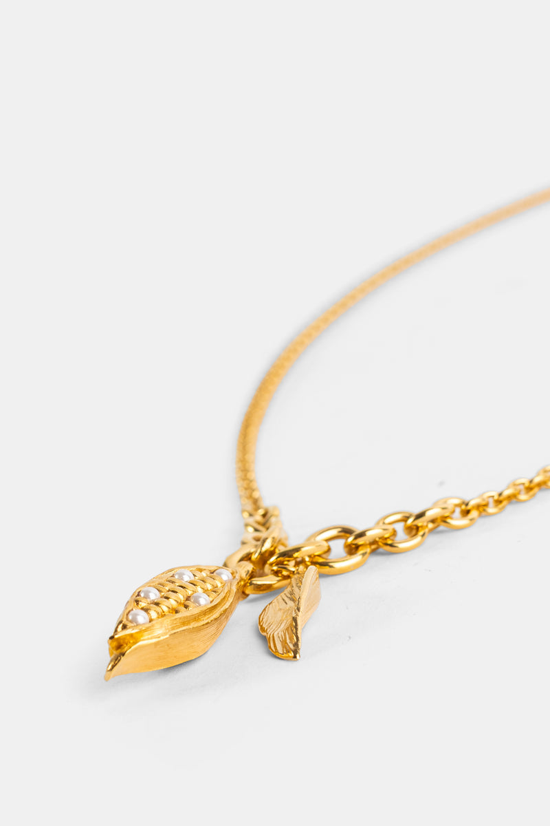 Chloé bijou femme automne-hiver, pendentif cosse dorée ornée de perles nacré et breloque feuille en laiton
