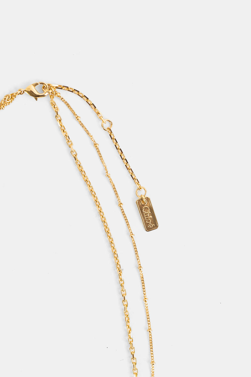 Chloé collier multi-chaînes laiton gold, fermoir mousqueton et étiquette gravée, détail système d'attache ajustable