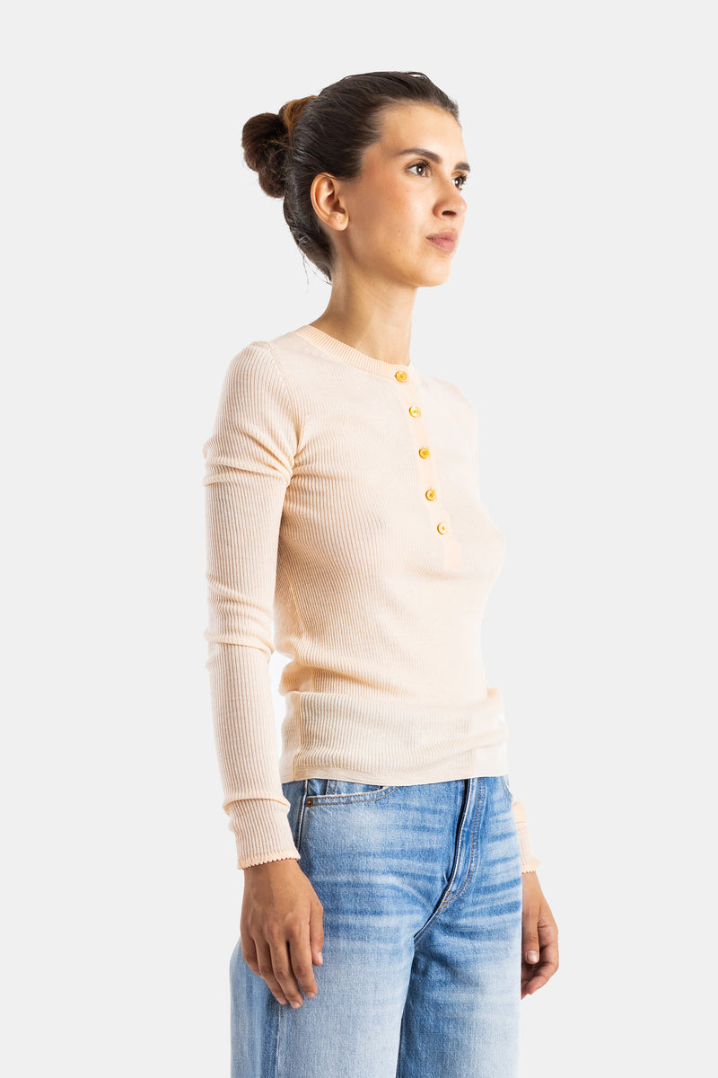 Chloé pull femme côtelé pêche vue de profil, boutons jaunes dorés, coupe ajustée portée avec jean