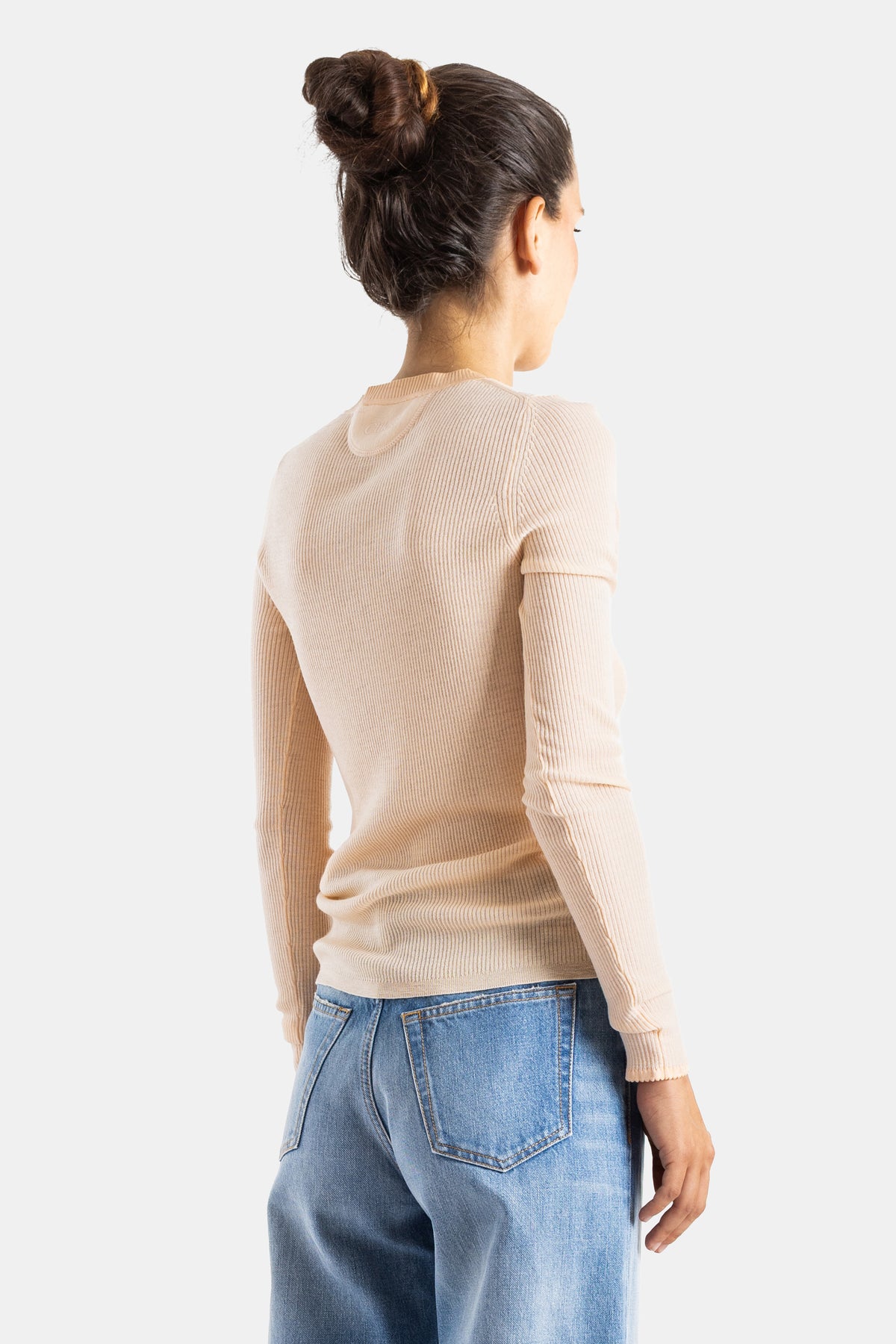 Chloé top laine superfine côtelée pêche vue dos, chignon haut, coupe seconde peau portée avec jean large