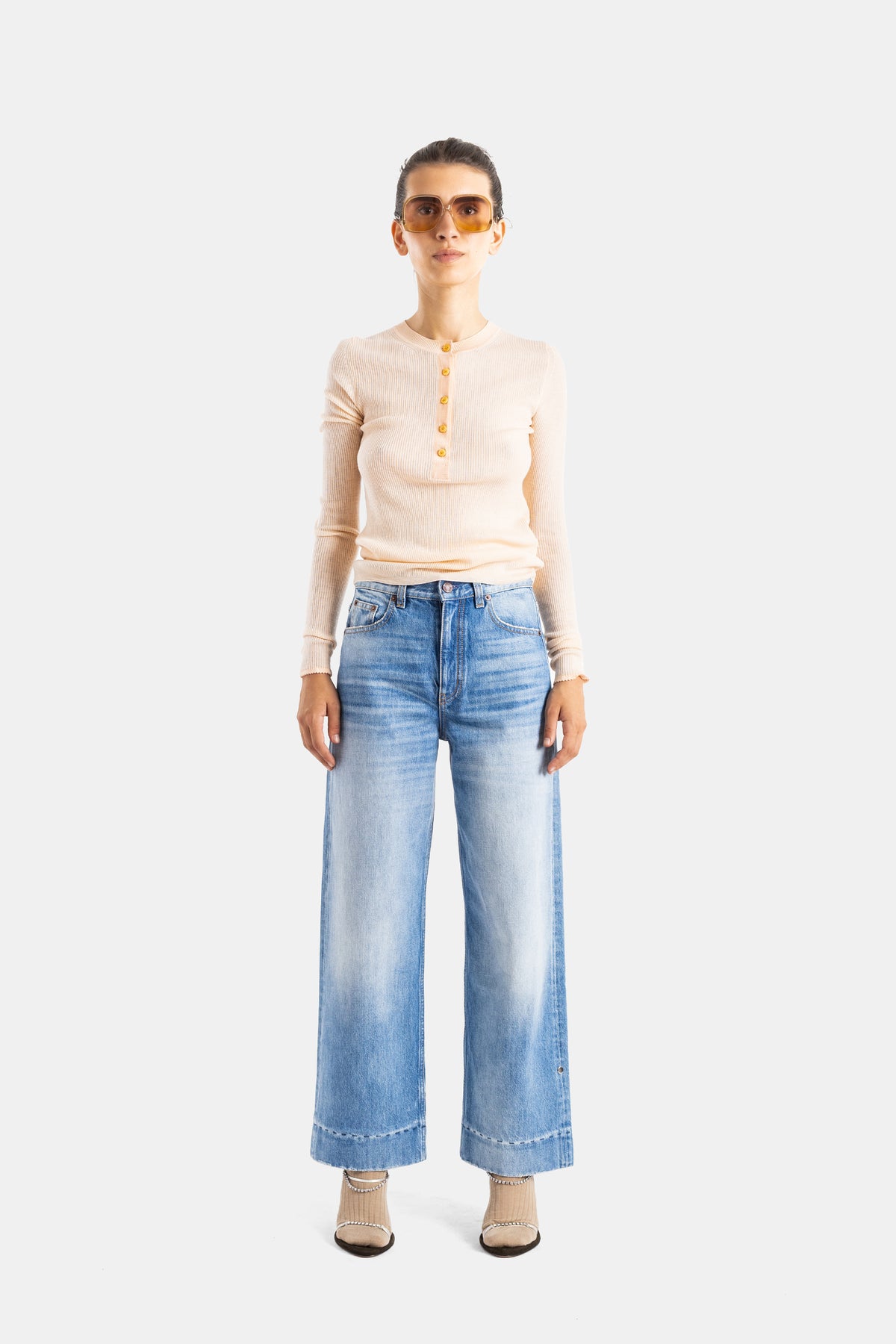 Chloé tenue femme tricot superfin pêche avec large jean délavé bleu et sandales beige, look casual chic