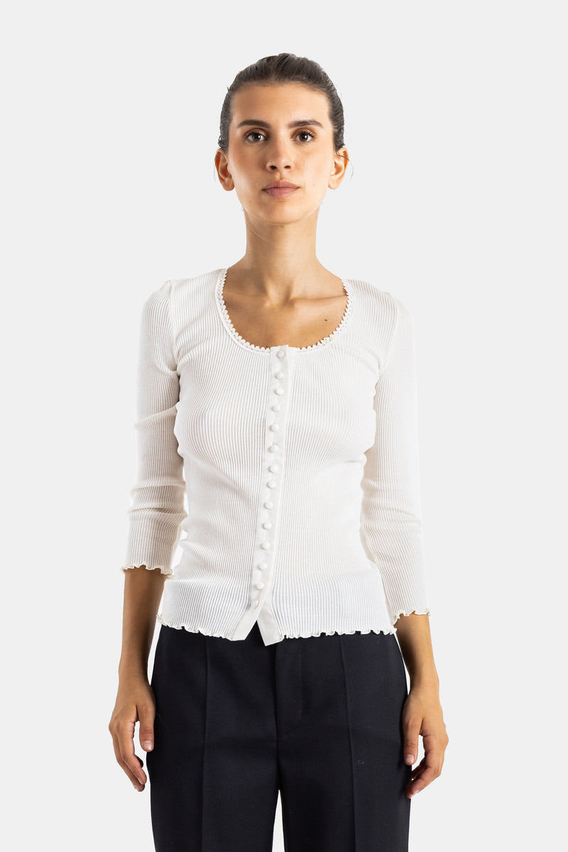 Chloé top en jersey côtelé blanc à col rond, manches trois-quarts et rangée de petits boutons, coupe ajustée