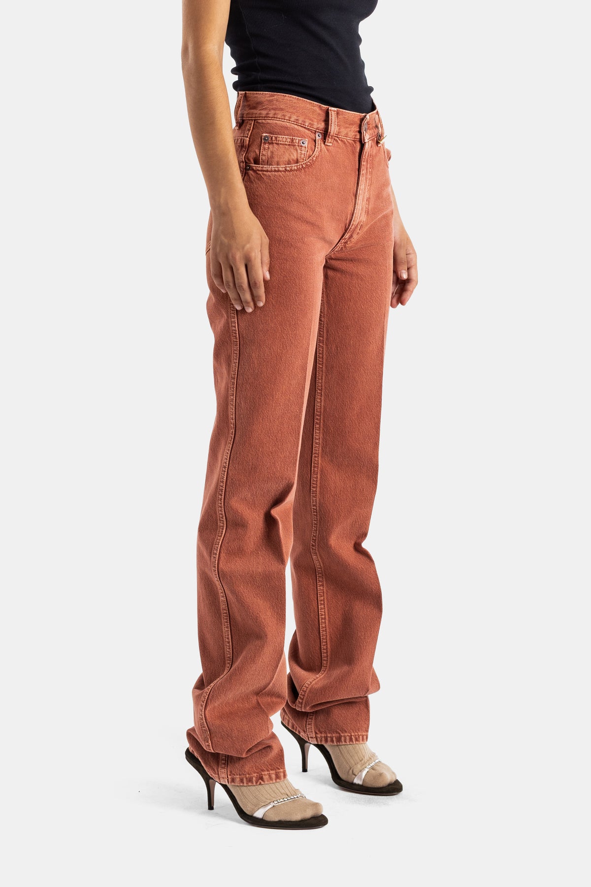Chloé jean droit femme denim brique vue de côté silhouette droite porté avec talons aiguilles