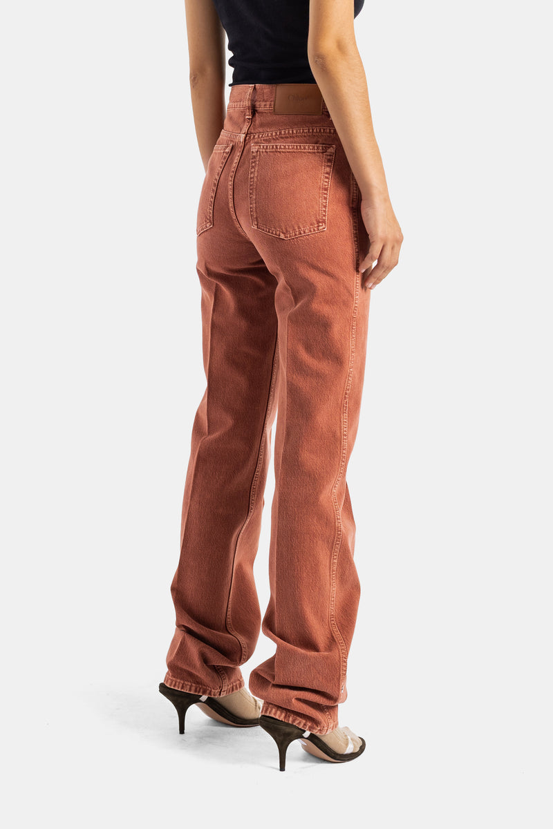 Chloé jean droit femme vue dos détail poches arrière coutures contrastées denim brique délavé porté avec mules à talons
