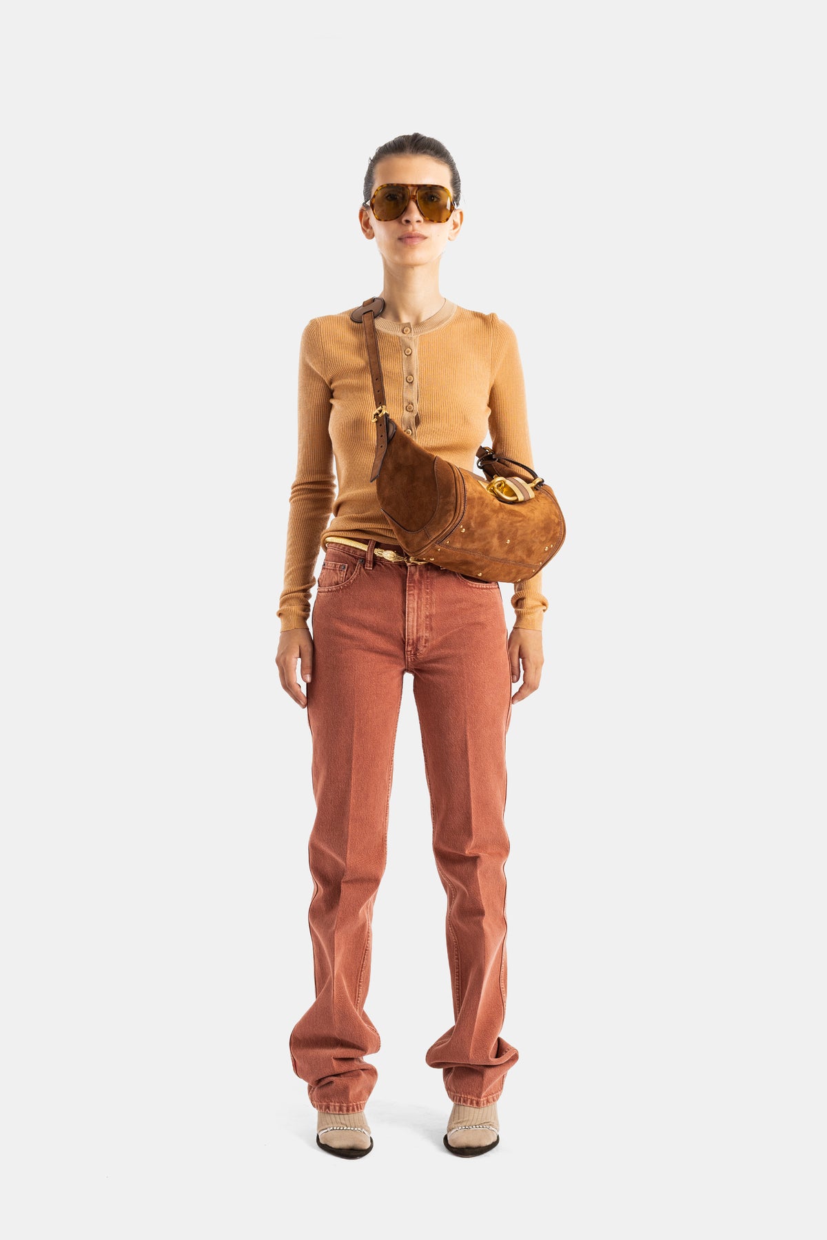 Chloé jean droit brique porté avec cardigan camel et sac bandoulière suède cognac look total automne