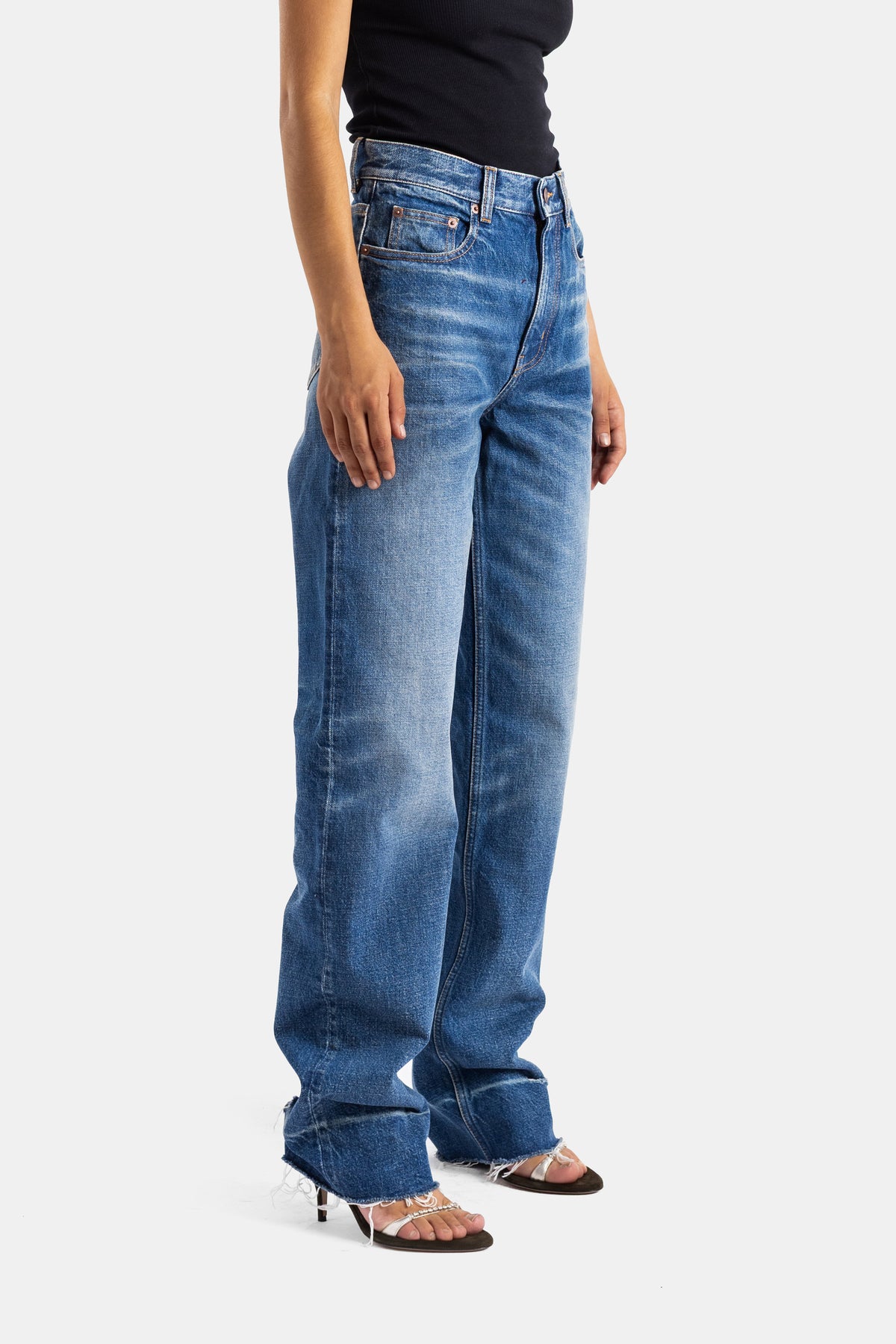 Chloé jean droit femme denim délavé vue de côté coupe droite ample avec finition brute en bas