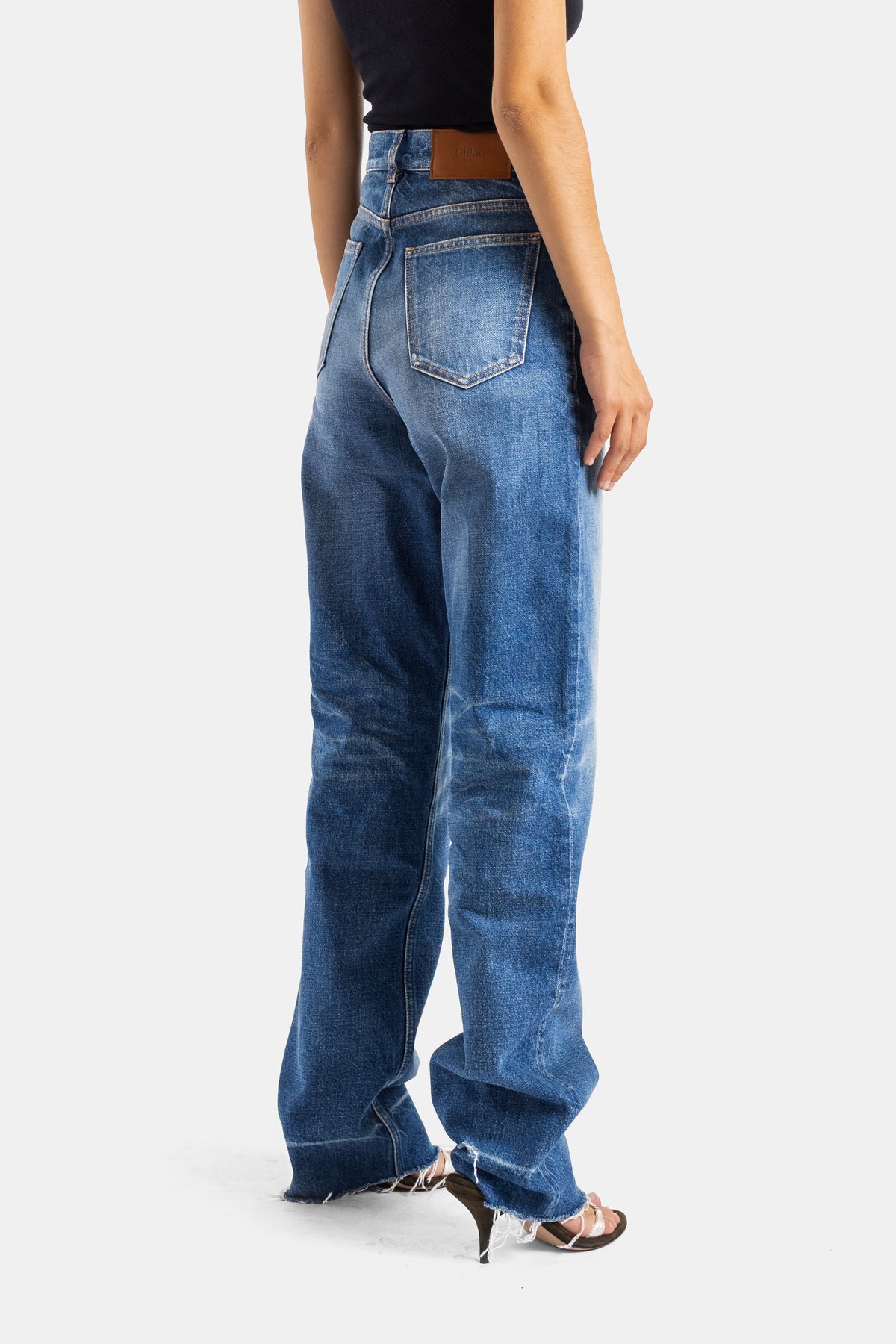 Chloé jean droit dos denim cobalt délavé poche arrière patch cuir brun et bas effiloché brut femme