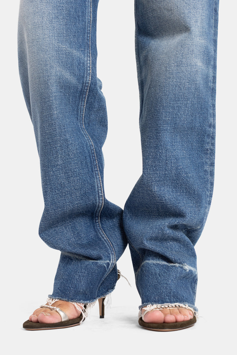 Chloé jean droit denim bleu cobalt bas effiloché pooling sur sandales à talon argentées femme