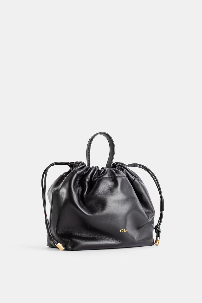 Sac Chloé Icons en cuir nappa noir, vue trois quarts avec logo doré et fermeture coulissante à nœud