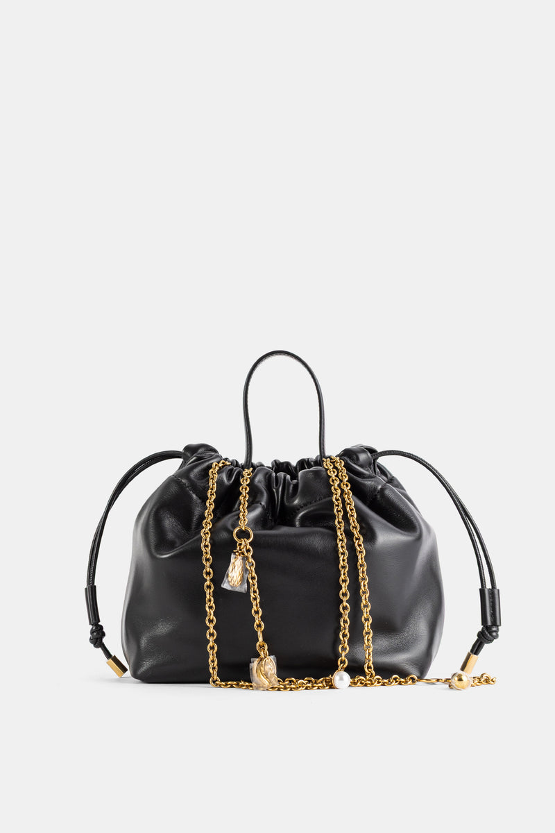 Pochette Chloé Icons nappa noire avec chaînes dorées à maillons et breloques pendantes, vue de face