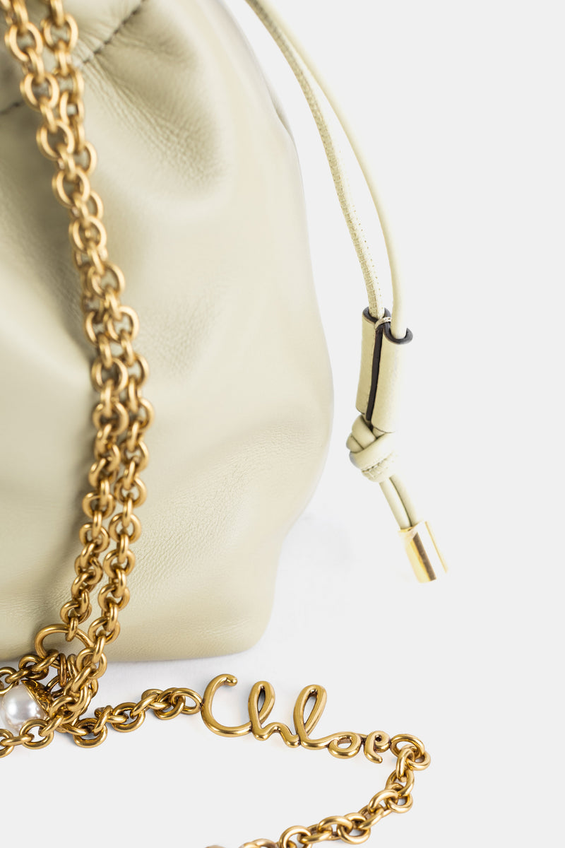 Chloé Icons pochette jade gris, logo signature doré sur chaîne dorée et perle blanche, cordon cuir noué