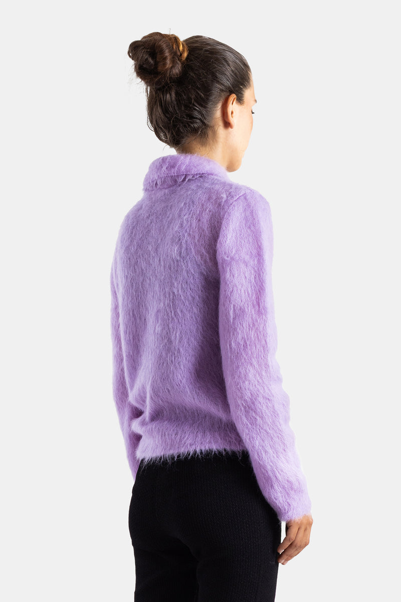 Chloé vue dos pull alpaga brossé lavande col polo chignon femme texture duvetteuse moelleuse