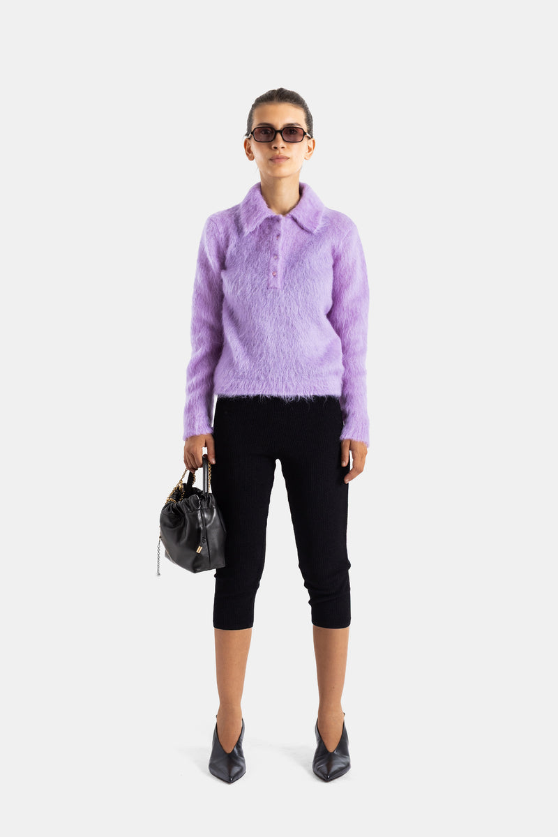 Chloé pull alpaga lavande porté look complet avec pantalon noir cropped et sac cuir femme