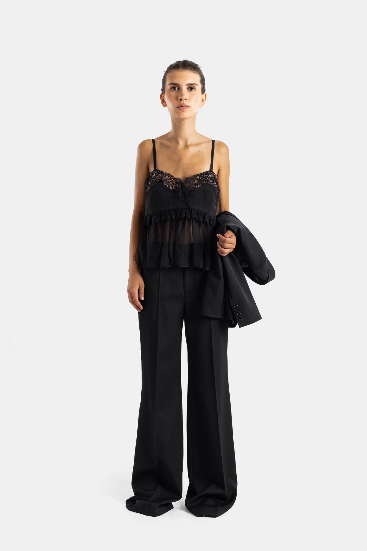Chloé top camisole noir porté avec blazer structuré et pantalon large, look total black élégant