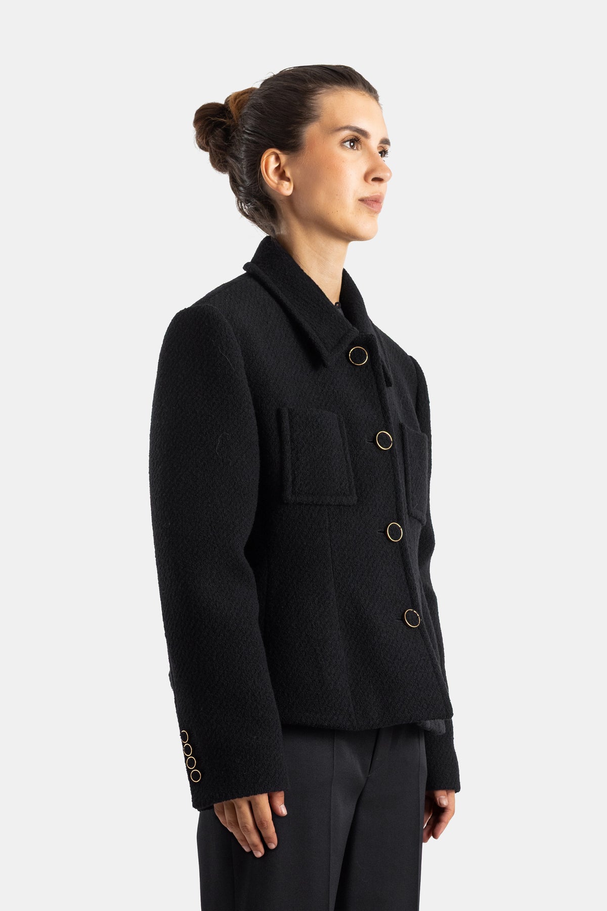 Chloé veste bouclette noire profil côté boutons anneaux dorés manches longues poches plaquées luxe femme