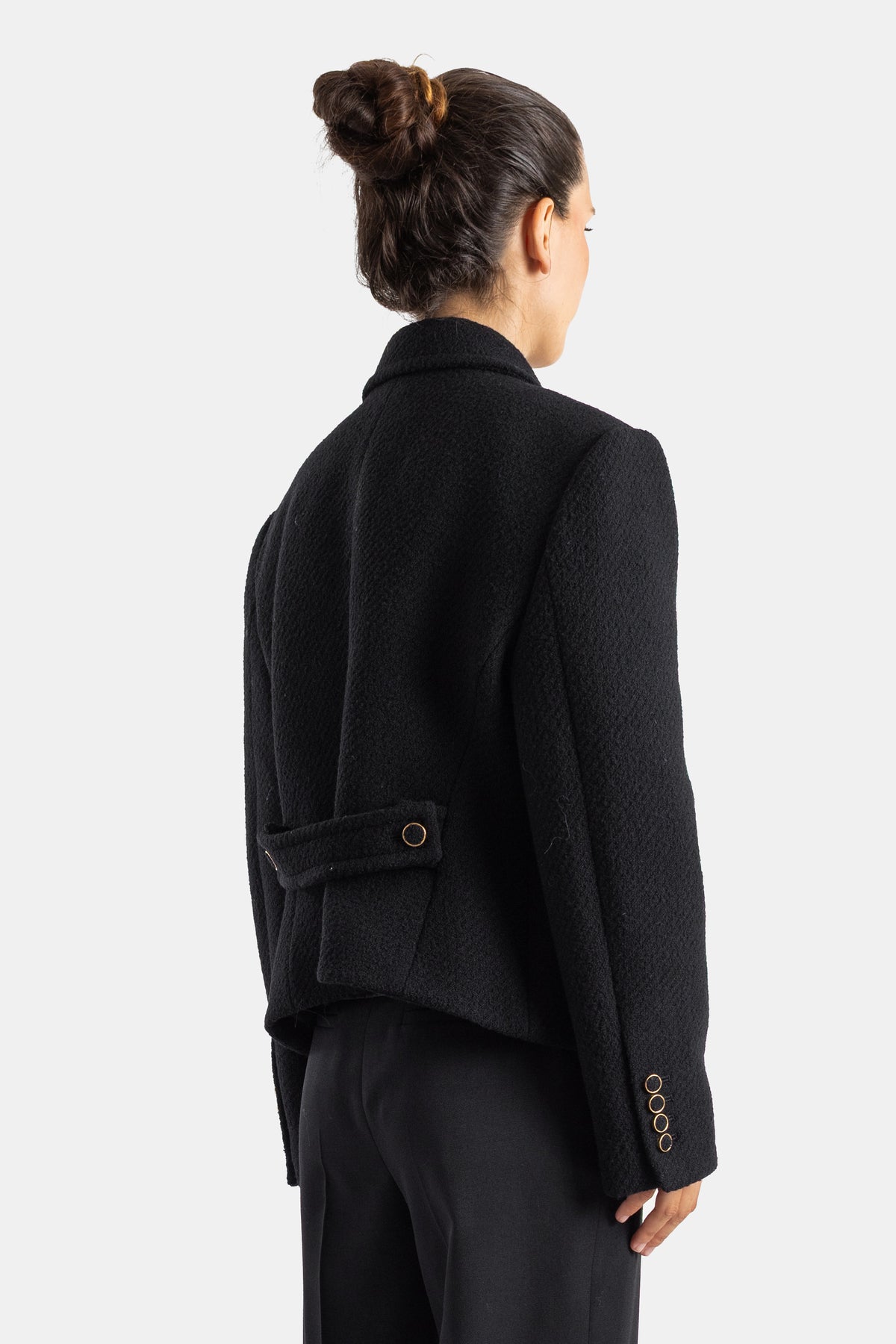 Chloé veste bouclette noire dos vue arrière poche ceinture bouton doré pantalon noir femme