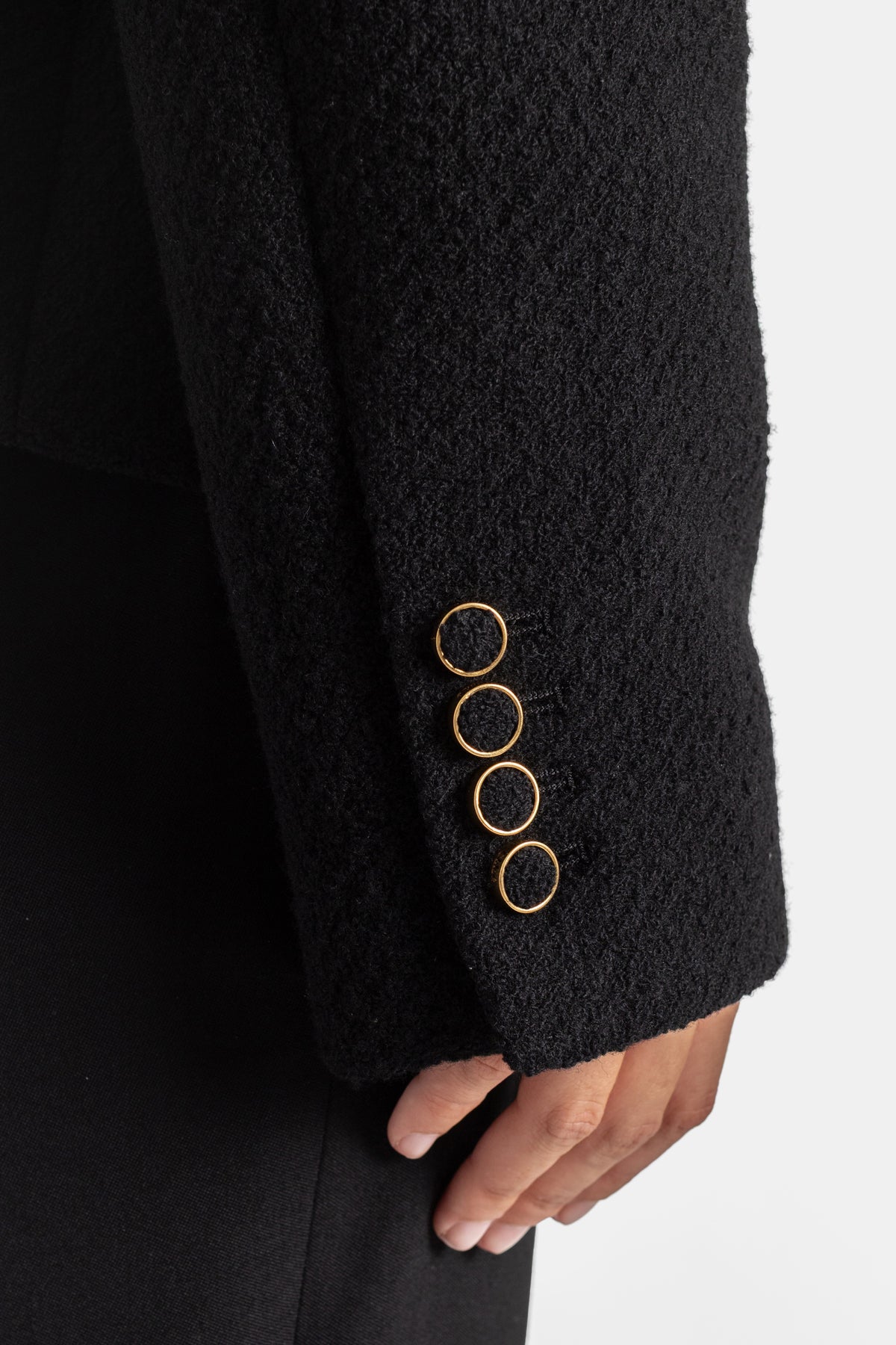 Chloé veste bouclette noire manchette quatre boutons anneaux dorés détail gros plan poignet femme