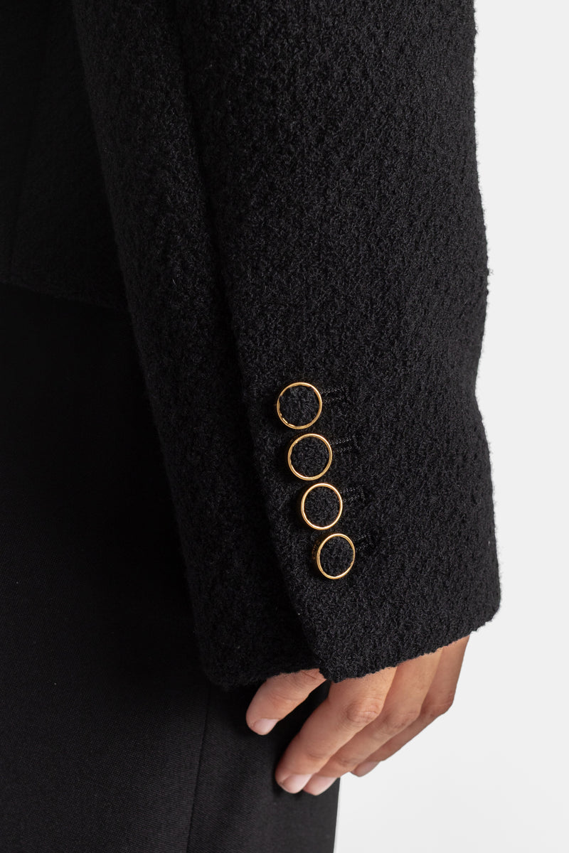 Chloé veste bouclette noire manchette quatre boutons anneaux dorés détail gros plan poignet femme