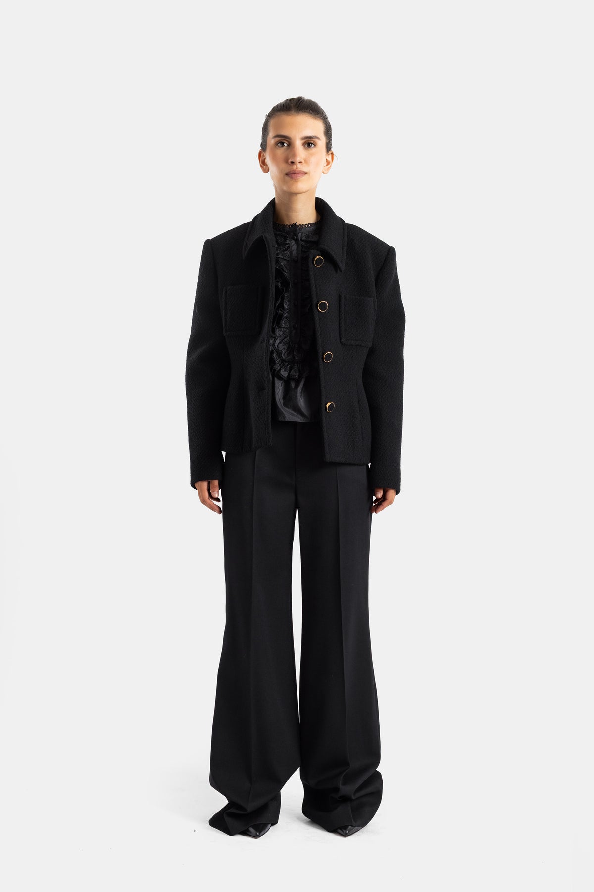 Chloé veste bouclette noire portée ouverte sur top froufrous texture jacquard poches cargo silhouette frontale femme