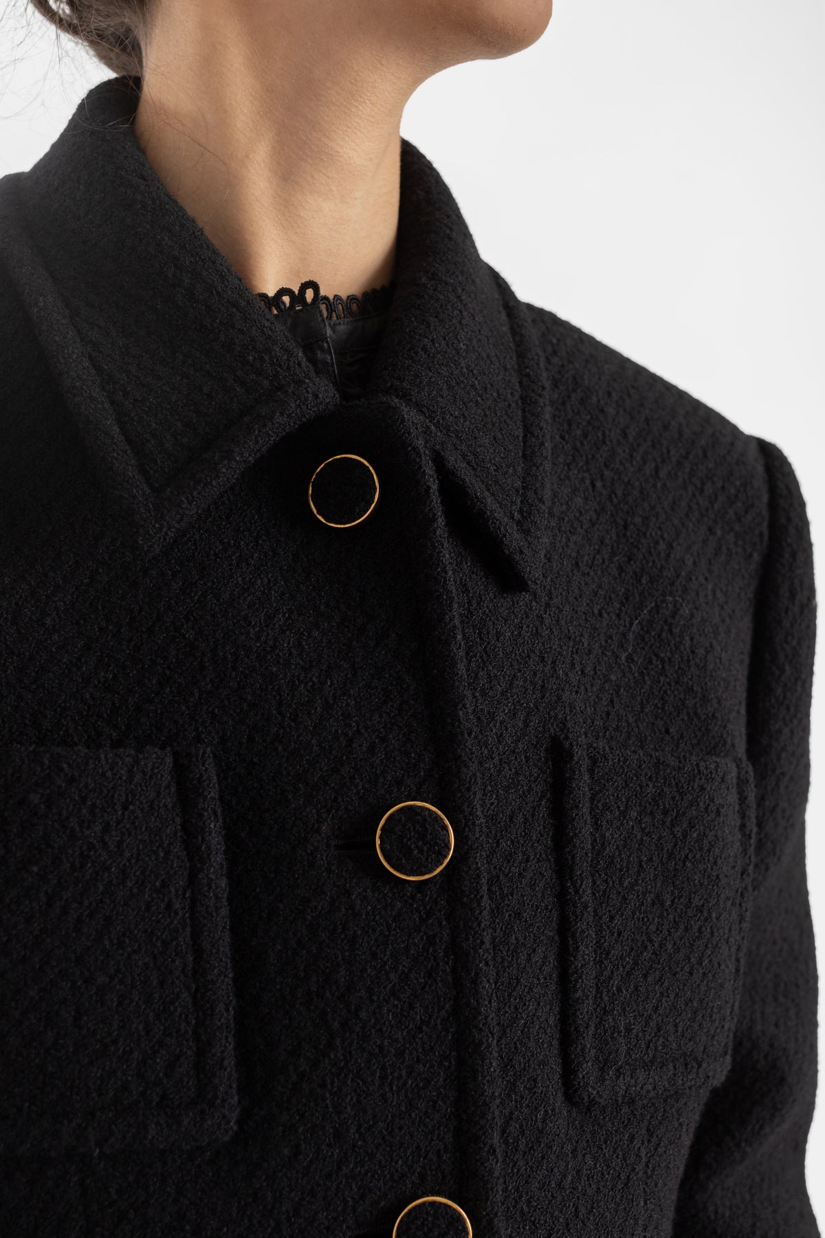 Chloé veste bouclette noire col revers boutons anneaux dorés dentelle festonnée noire visible encolure femme