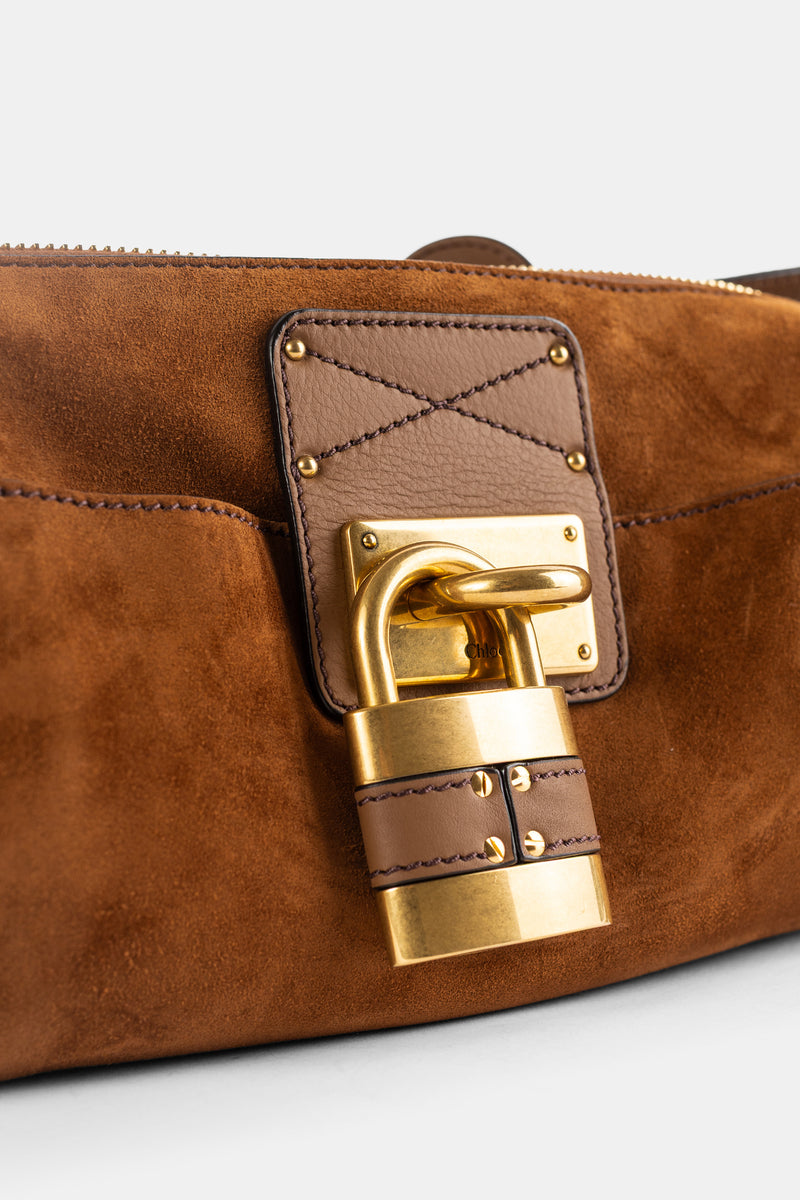 Chloé Paddington gros plan cadenas laiton doré sur poche avant daim veau brun, patch cuir surpiqué