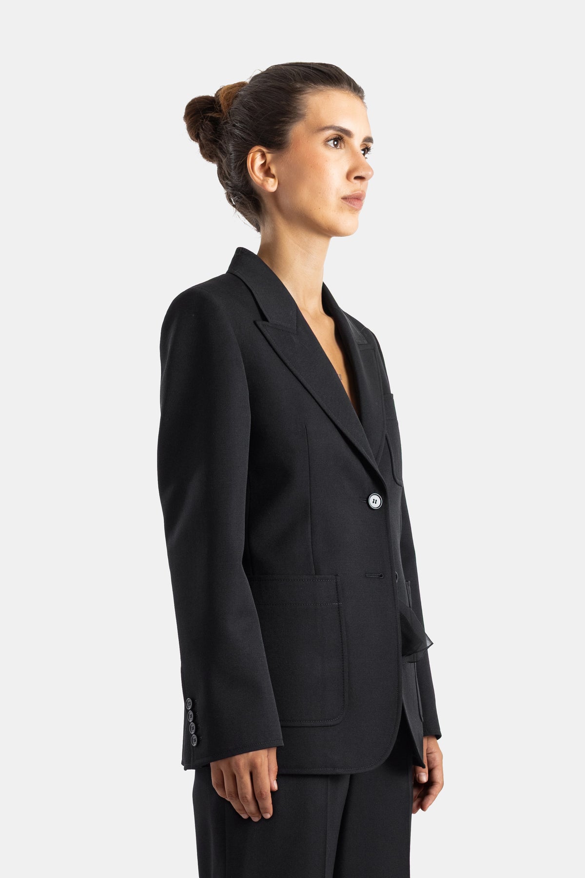 Chloé blazer femme noir en laine vue de profil, boutonnage simple et coupe ajustée sur costume