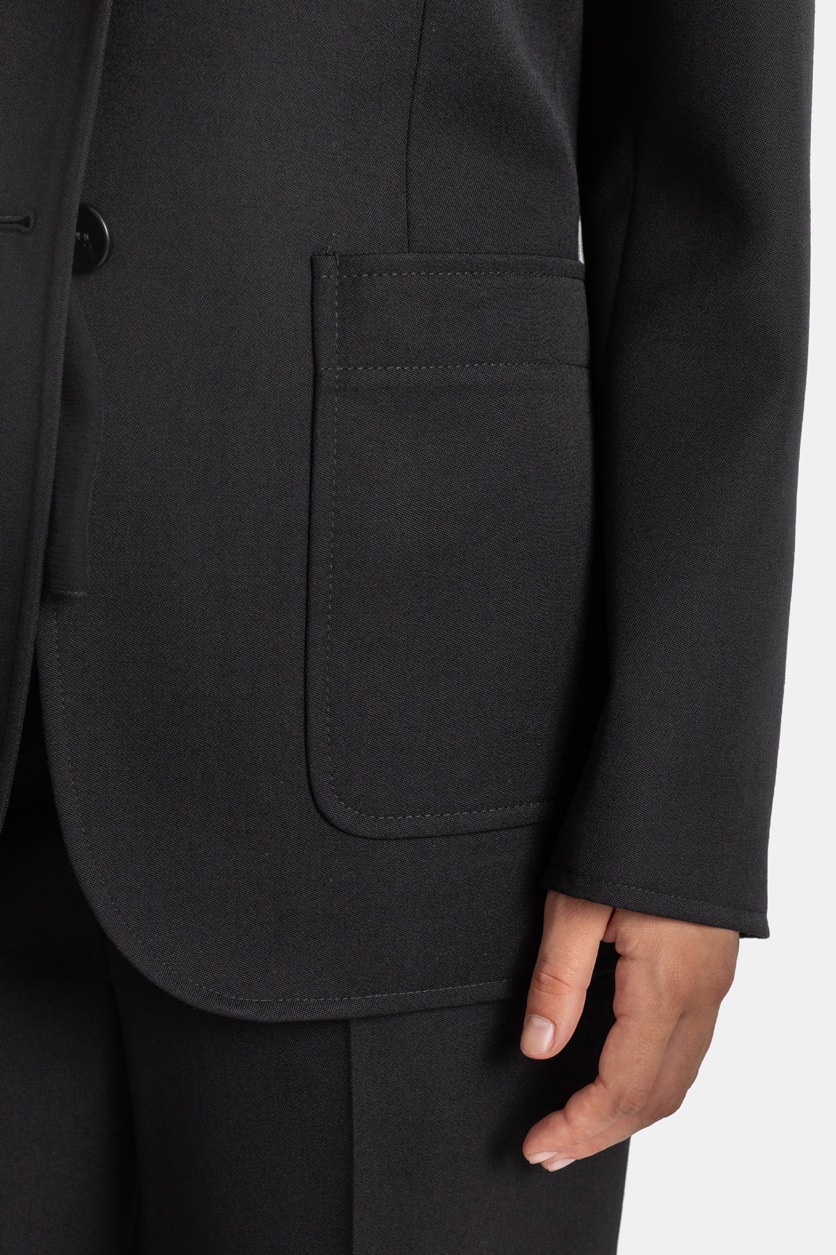 Chloé blazer noir femme, zoom sur poche plaquée surpiquée en laine grain de poudre et manchette longue