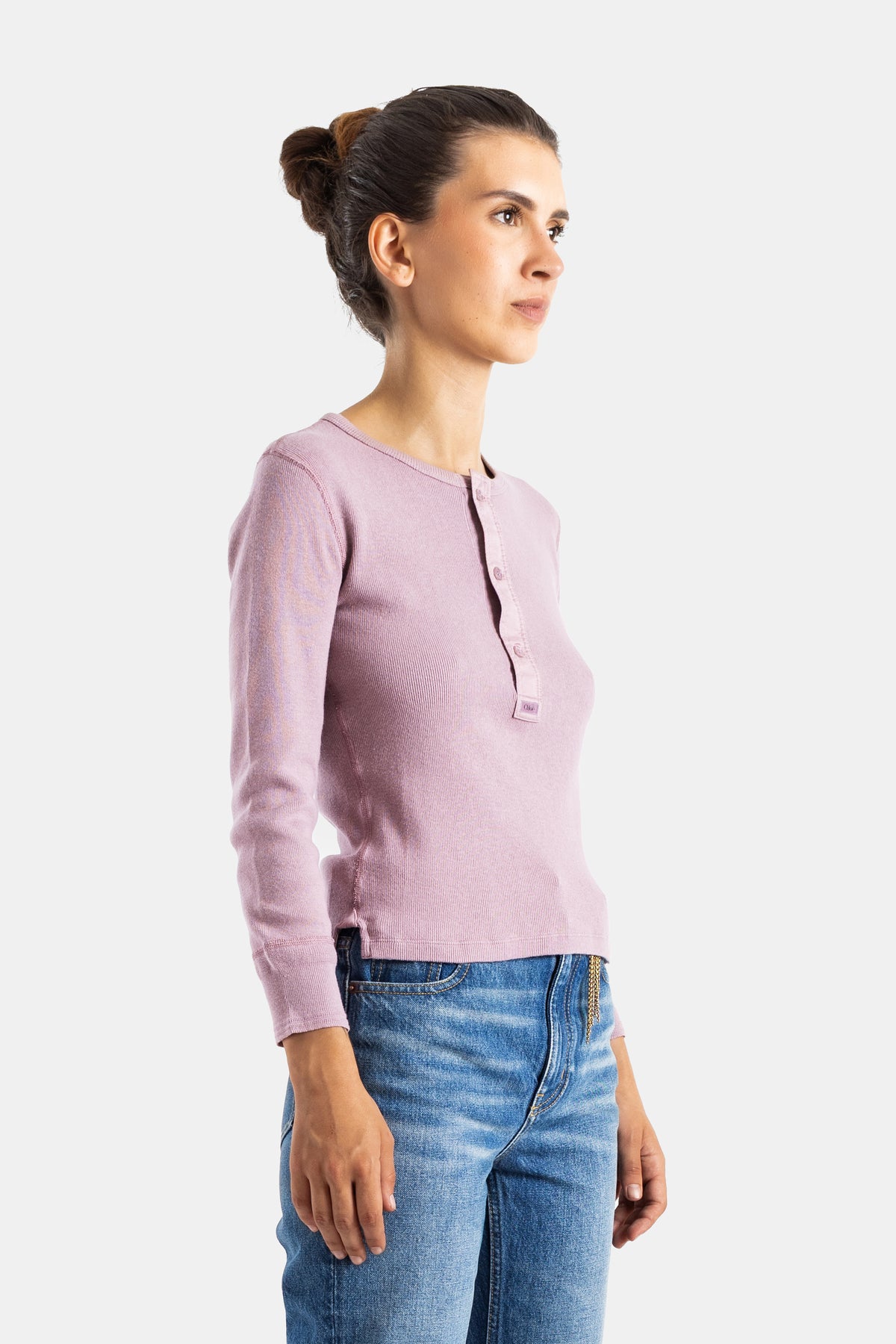 Chloé top femme vue de profil en maille côtelée mauve pâle coupe ajustée portée avec jean brut