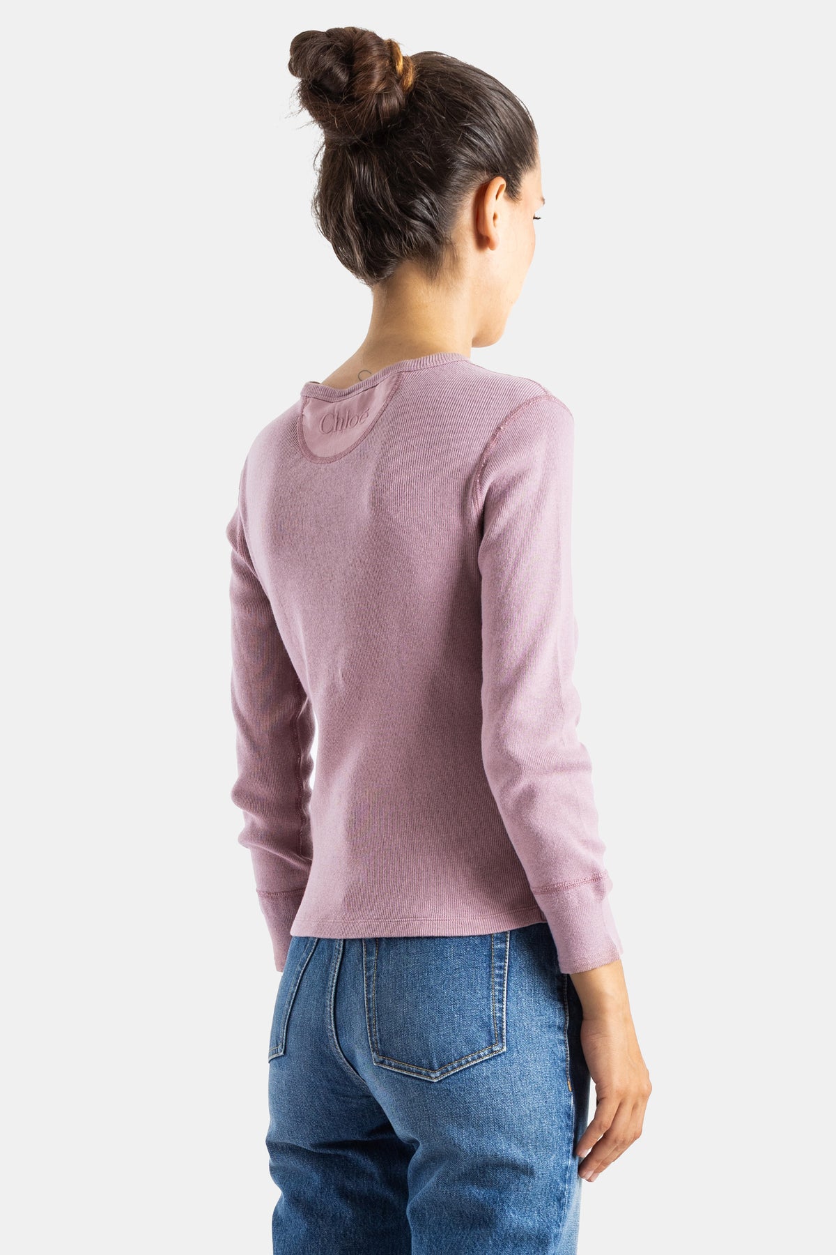 Chloé top en maille mauve vue dos broderie logo col arrondi manches longues porté avec jean denim