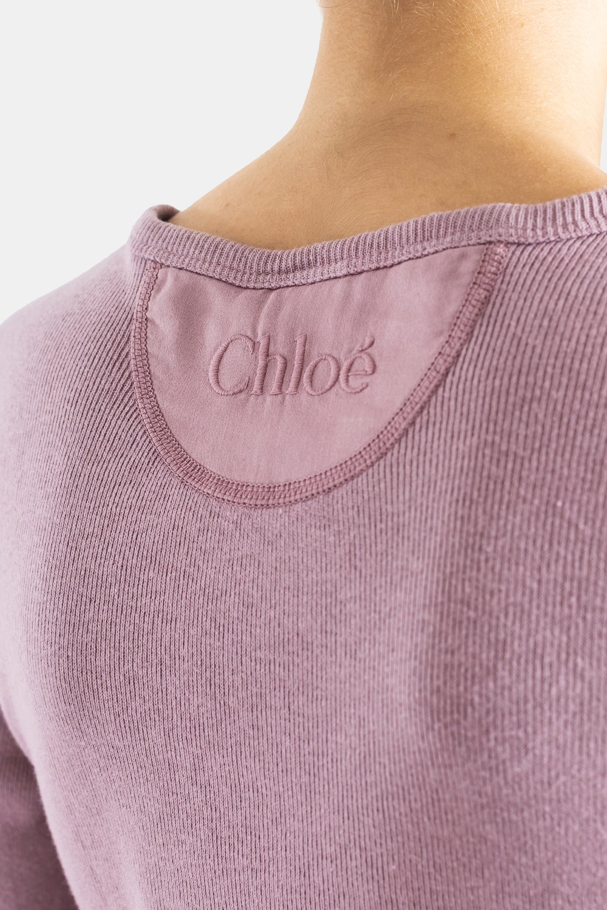 Chloé gros plan étiquette brodée logo col dos top côtelé mauve coupe près du corps finition nervures
