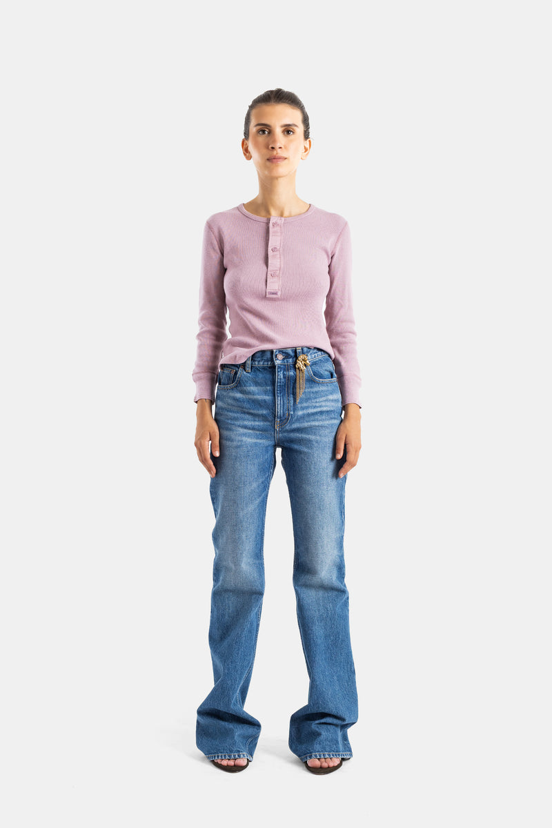 Chloé look casual chic femme top côtelé mauve boutons dorés associé à un jean évasé taille haute