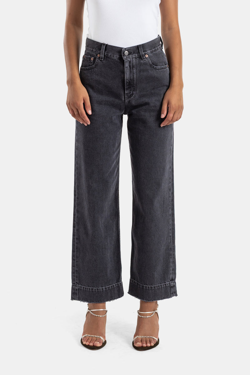 Vaqueros de tiro alto Chloé wide-leg en denim negro lavado con bajo deshilachado y corte amplio estructurado.