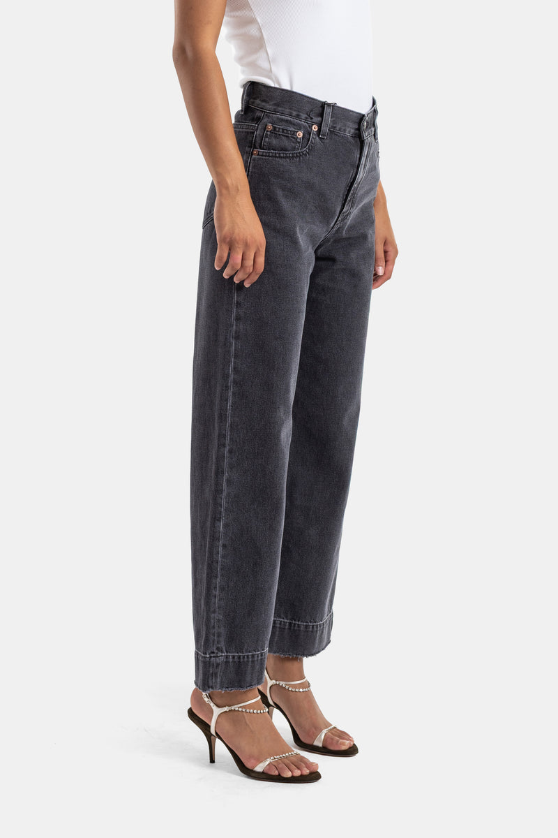 Jeans dritti da donna Chloé grigio antracite indossati con sandali con tacco, vista di profilo taglio barrel