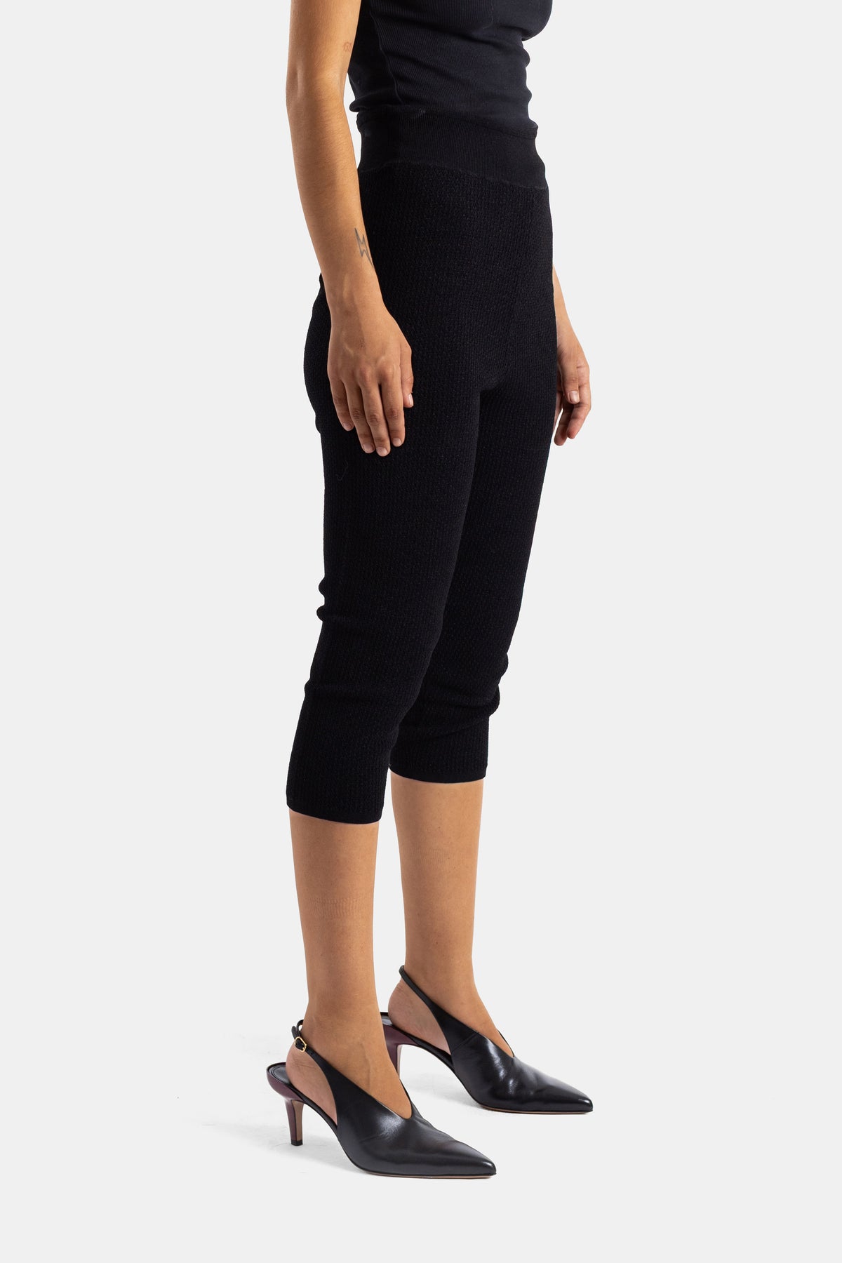 Chloé legging 3/4 noir en maille côtelée vue de côté avec talons slingback pointus femme