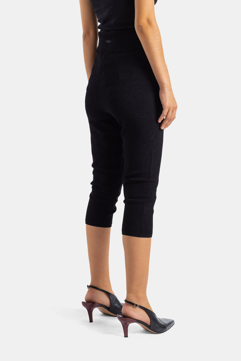 Chloé legging capri noir en maille texturée dos femme porté avec escarpins slingback bicolores