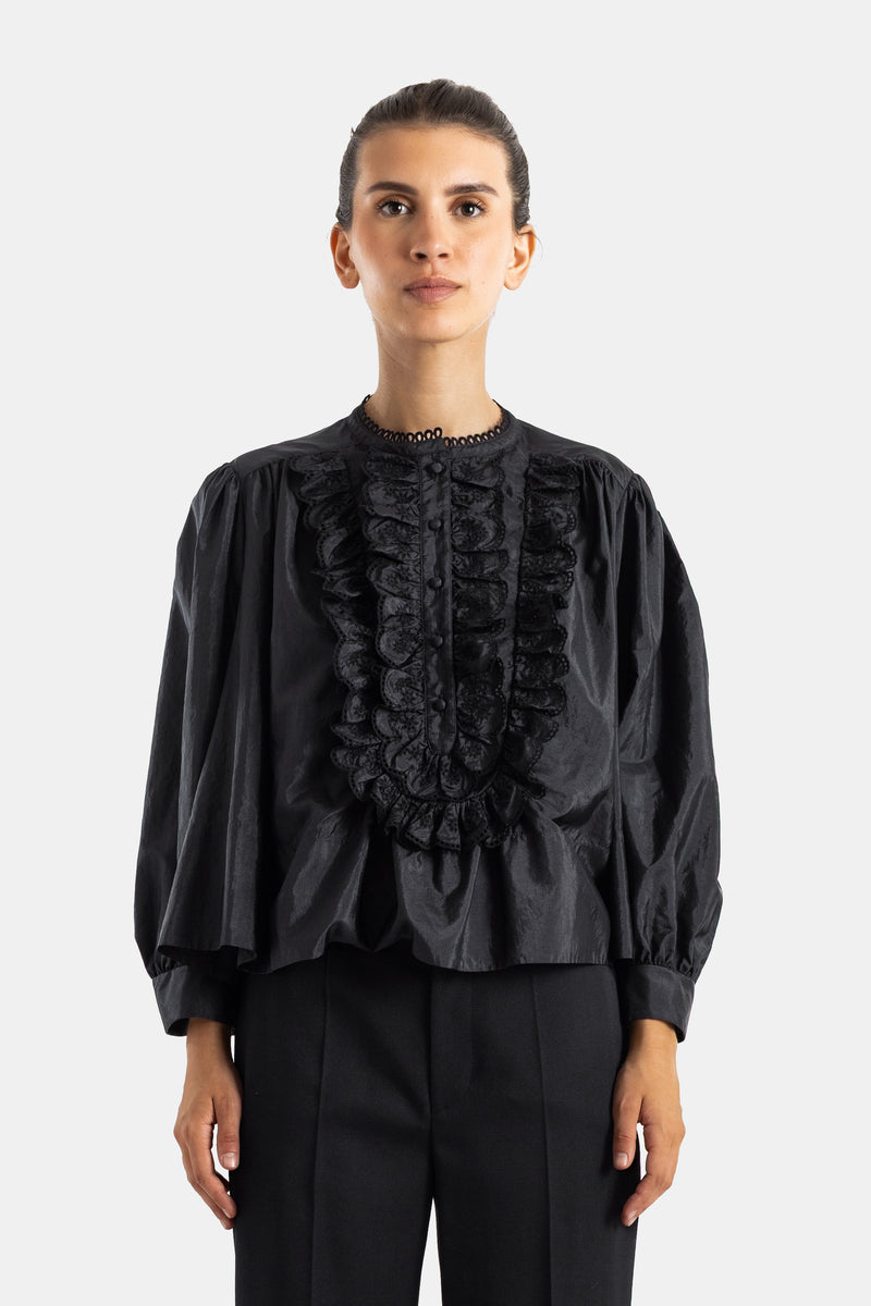 Chloé blouse noire à jabot en dentelle froncée, manches bouffantes et col rond ajouré, coupe courte évasée