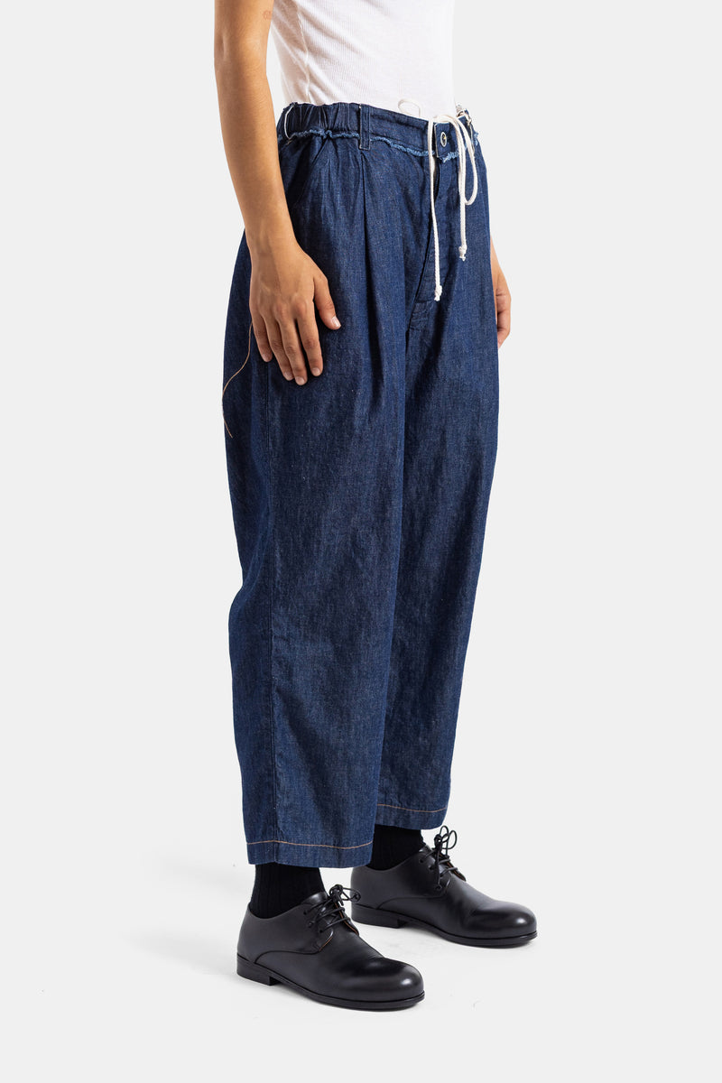 Cottle jean denim indigo vue latérale profil silhouette barrel leg surpiqûres contrastantes chaussures derby noires