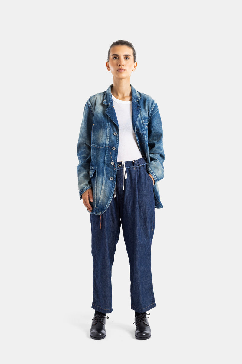 Cottle jean Gurkha femme porté avec veste denim délavée et t-shirt blanc, look total denim casual chic