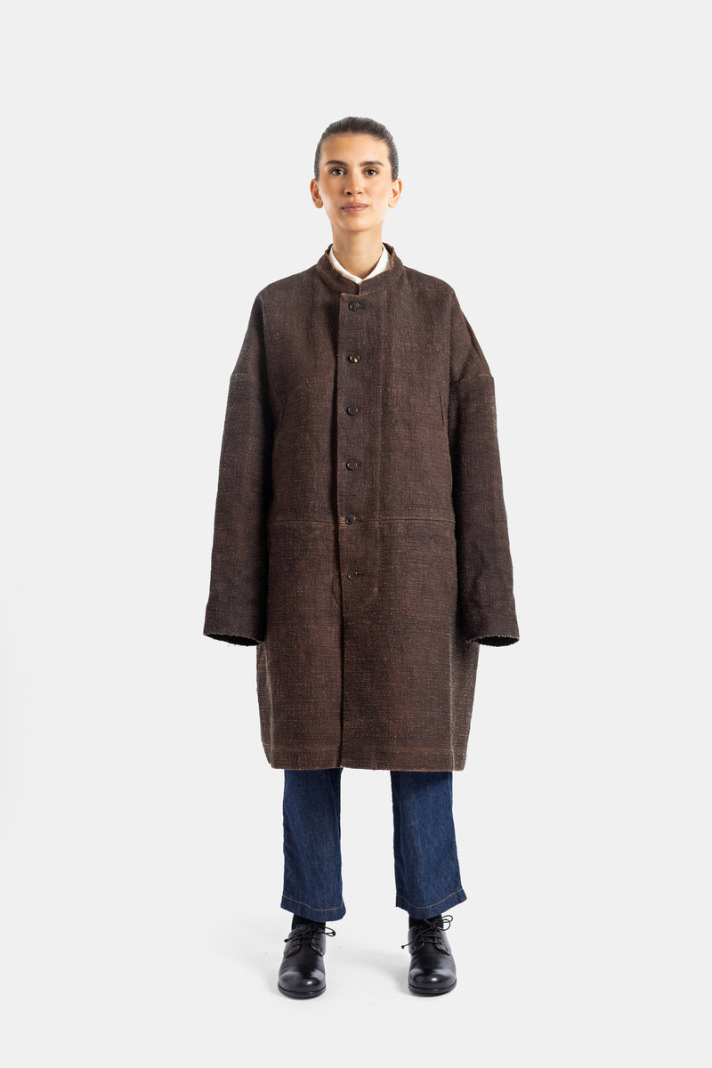 Cottle manteau Orchestra oversize col montant en tissu teinture kakishibu brun, coupe droite mi-mollet