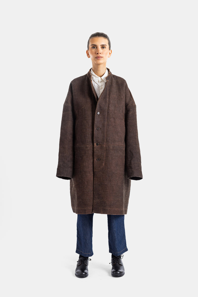 Cottle manteau Orchestra femme vue face entière, drap kakishibu marron structuré, porté sur chemise blanche et jean brut