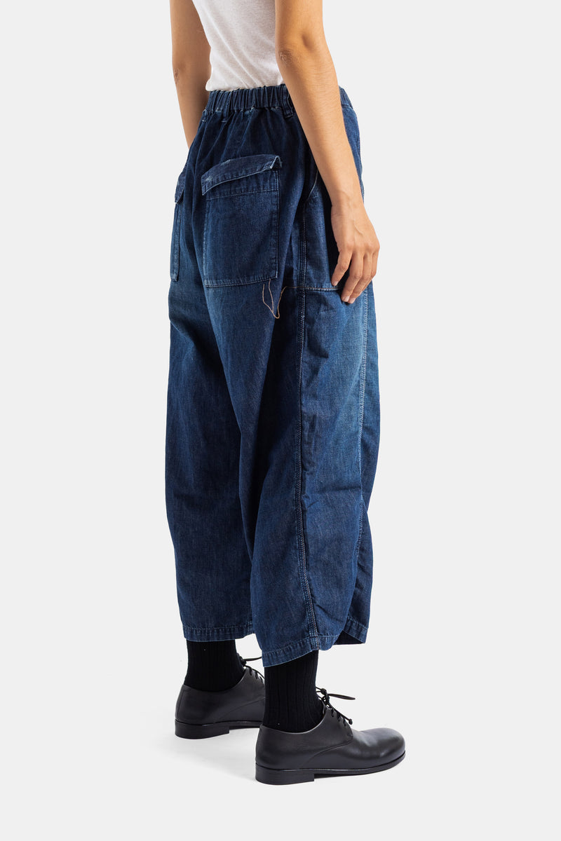 Cottle jean barrel femme denim indigo délavé, vue dos 3/4 révélant poche patch et ourlet arrondi asymétrique
