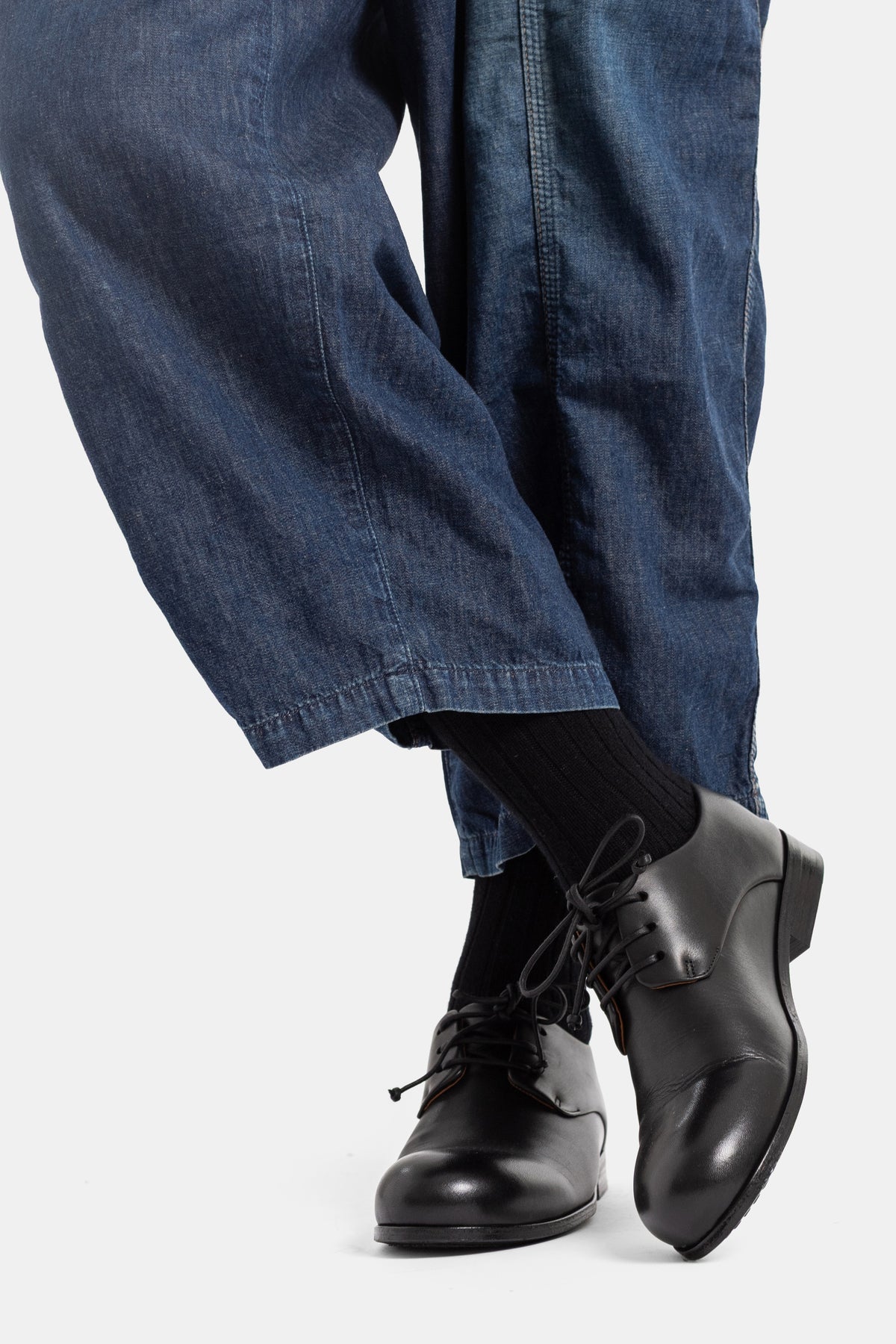 Cottle jean denim indigo délavé bas de jambe large avec derbies noirs lacets et chaussettes côtelées noires