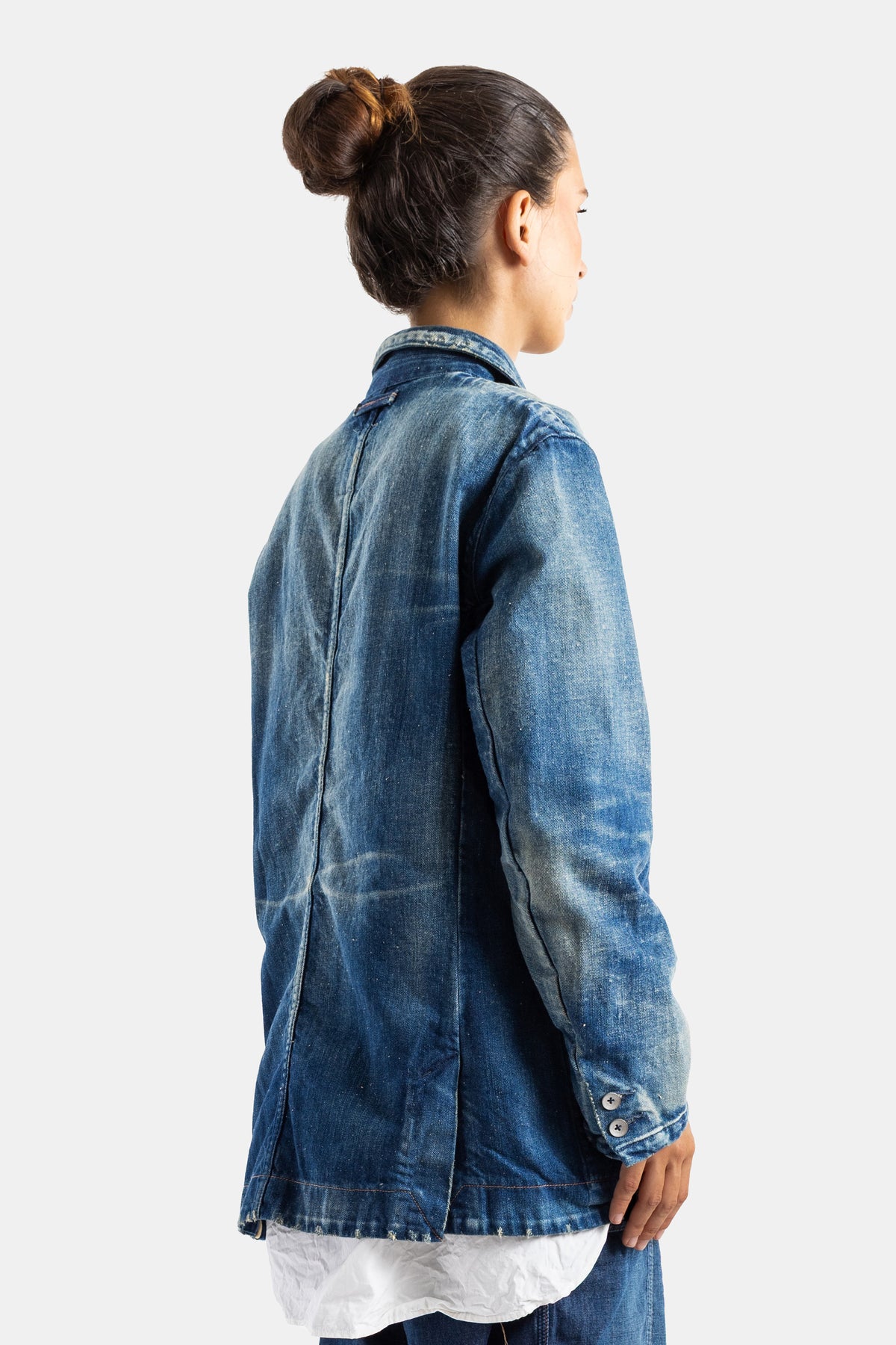 Cottle veste denim délavé indigo dos couture centrale manches longues boutons poignet chignon femme