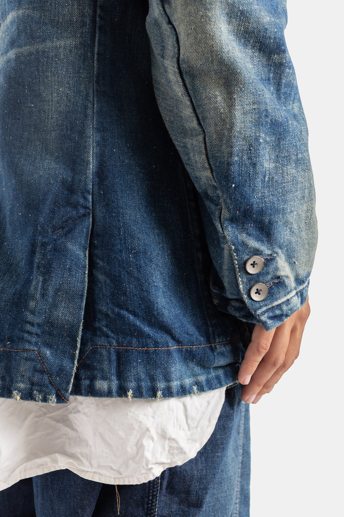 Cottle veste denim indigo délavé détail poignet boutons nacre ourlet effiloché superposition chemise blanche femme