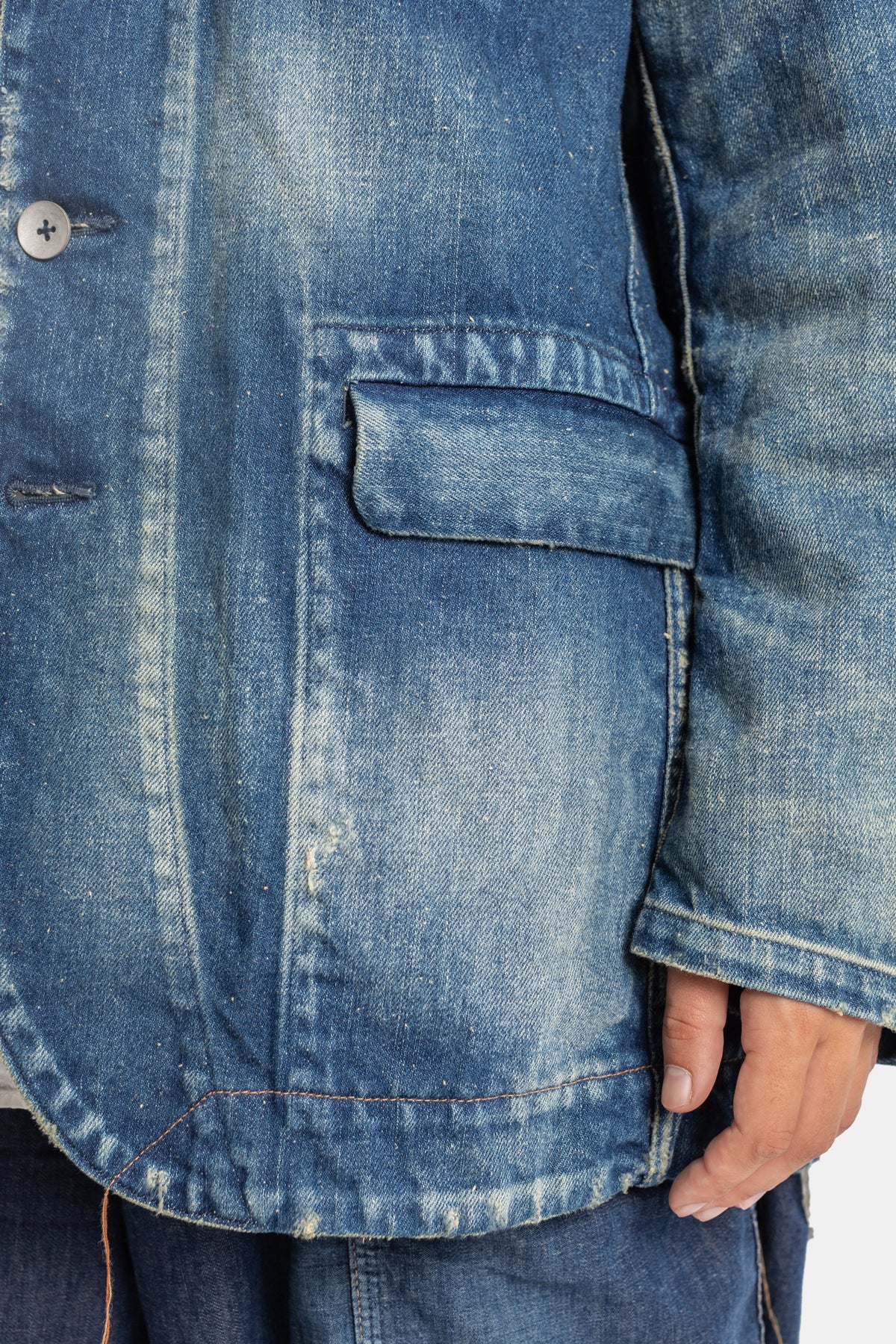 Cottle veste denim indigo poche cargo rabat surpiquures usure naturelle tissu délavé gros plan détail femme