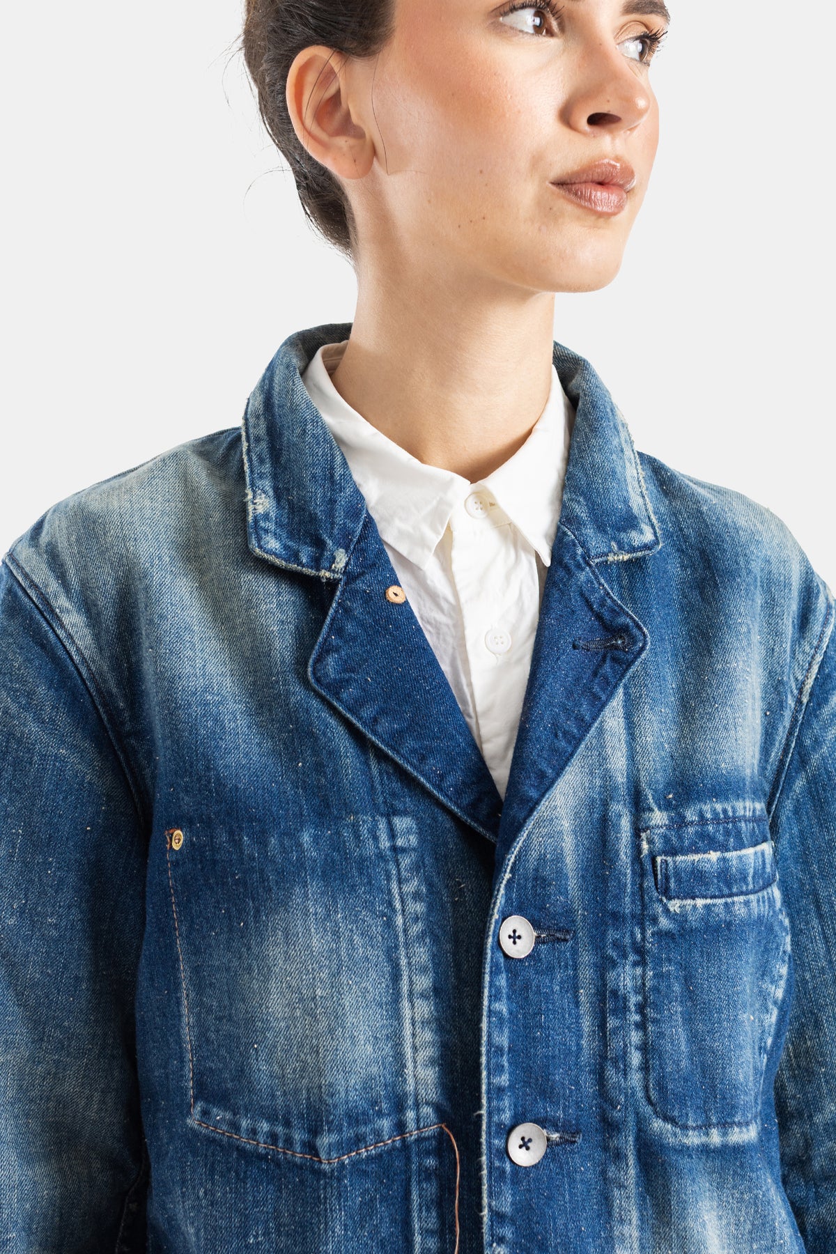 Cottle veste denim délavé indigo col tailleur superposition chemise blanche boutonnage nacre gros plan buste femme