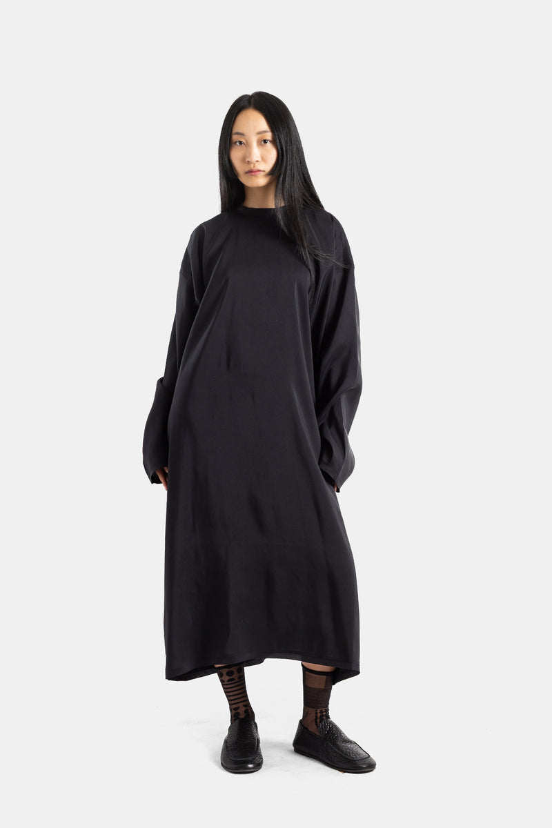 Sofie d'Hoore vestido comprido fluido preto visto de frente com meias às bolas e mocassins texturizados
